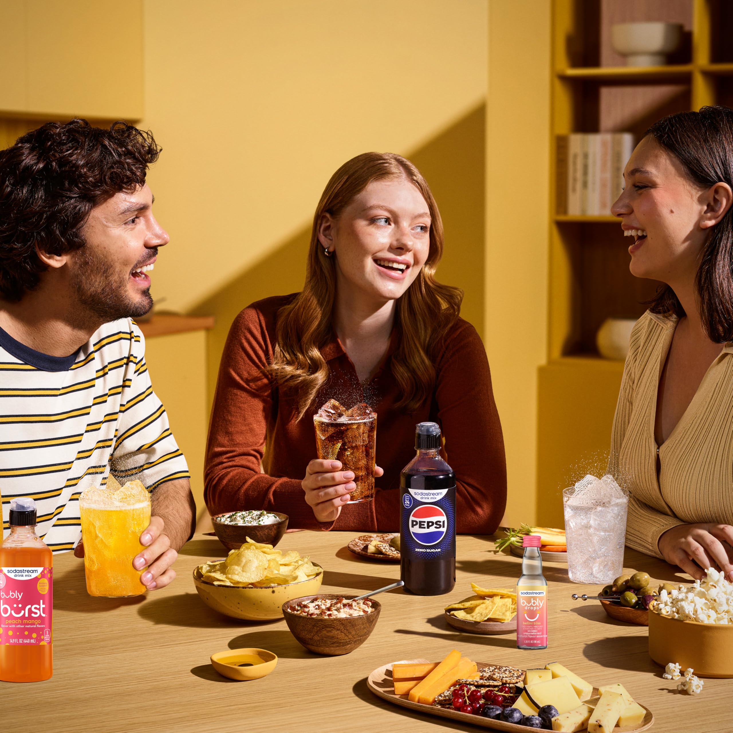 SodaStream estilo de vida en mesa con vasos burbujeantes y ambiente fresco