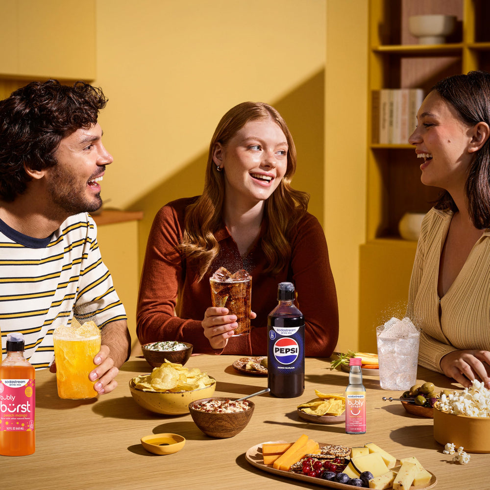 SodaStream estilo de vida en mesa con vasos burbujeantes y ambiente fresco