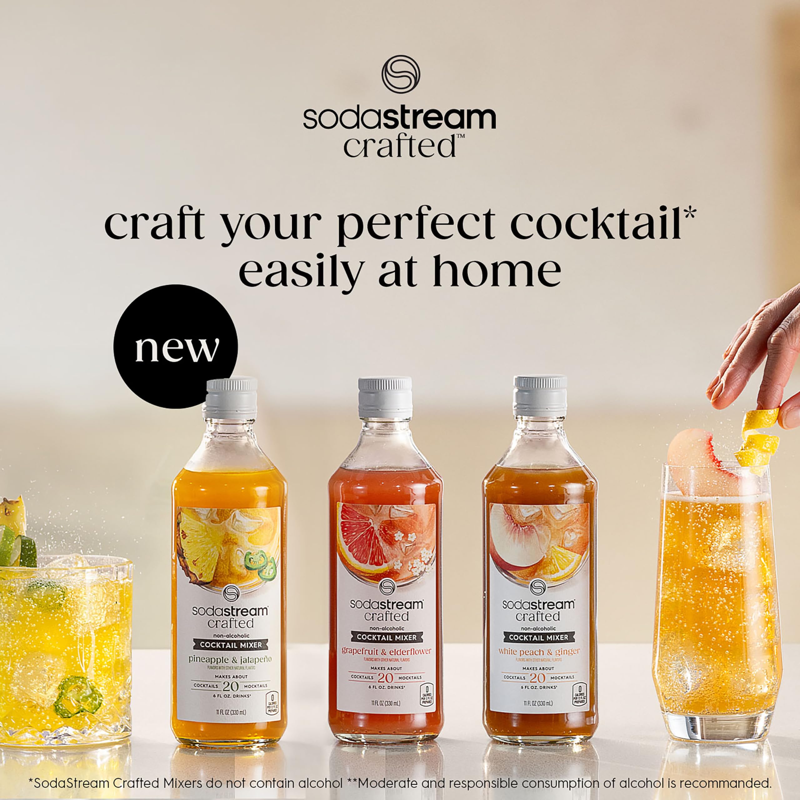 SodaStream mezcla vertida en agua con gas para preparar bebida instantánea
