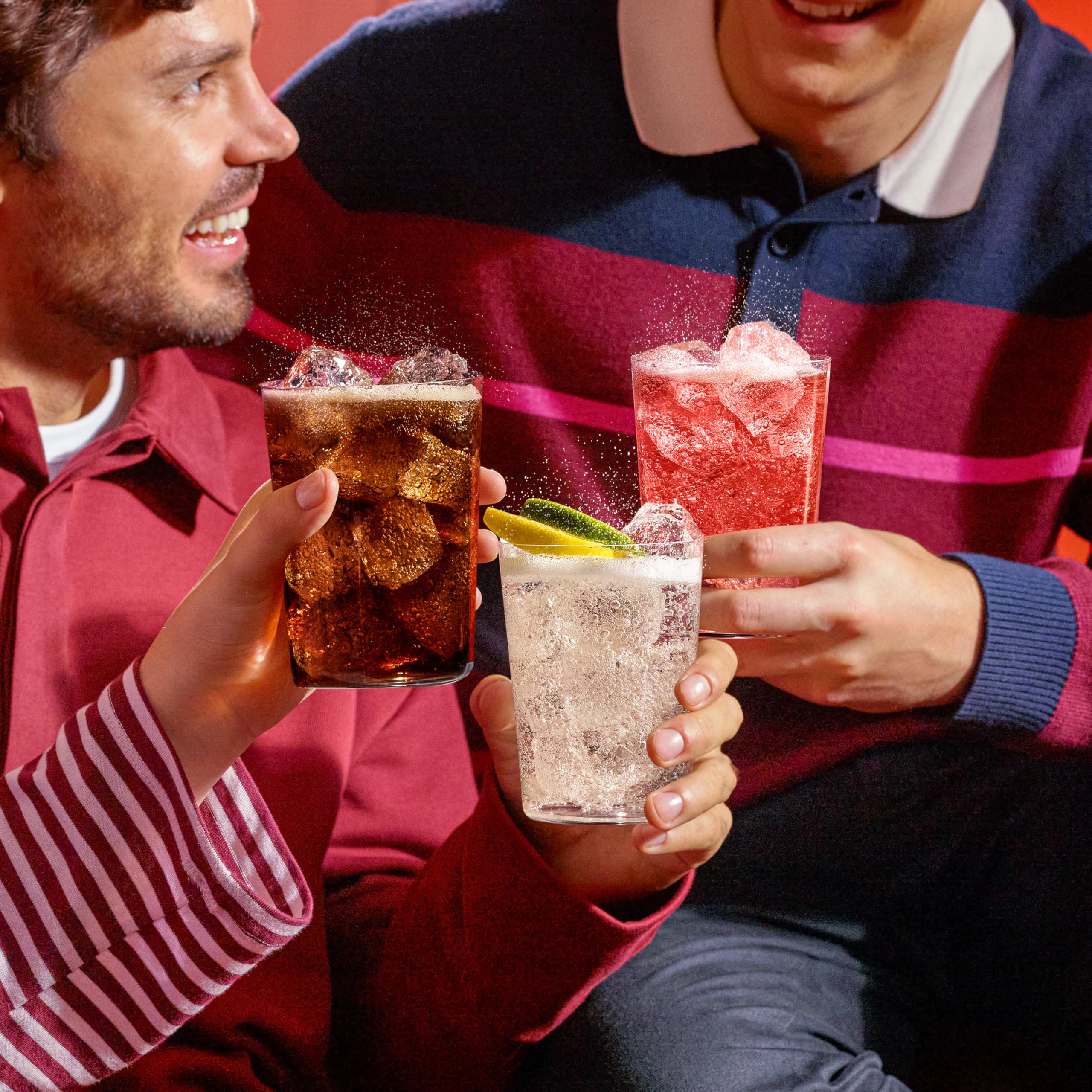 sodastream vaso servido con hielo y burbujas, refrescante al instante
