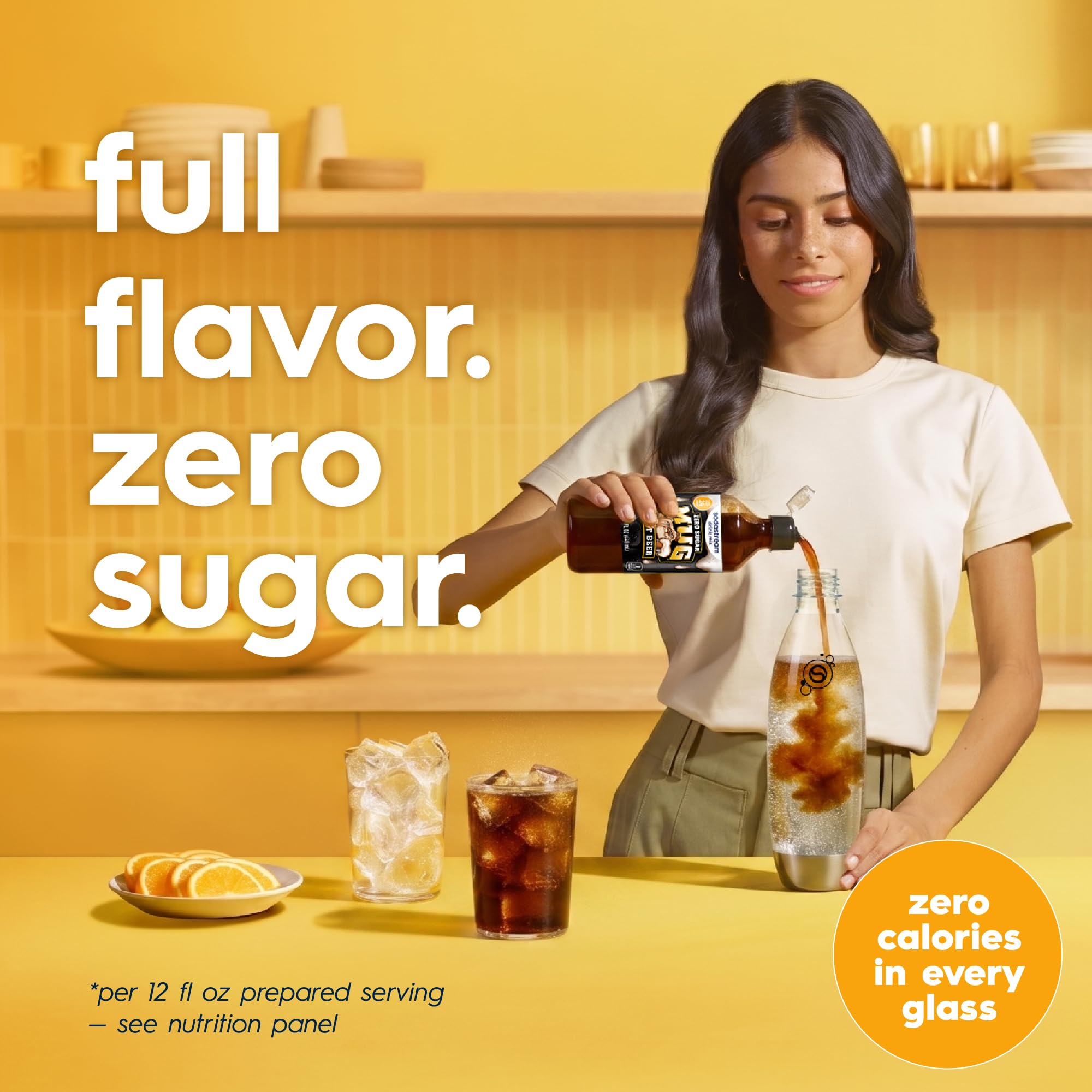 Botella SodaStream MUG Root Beer vertiendo concentrado para preparar bebida al gusto