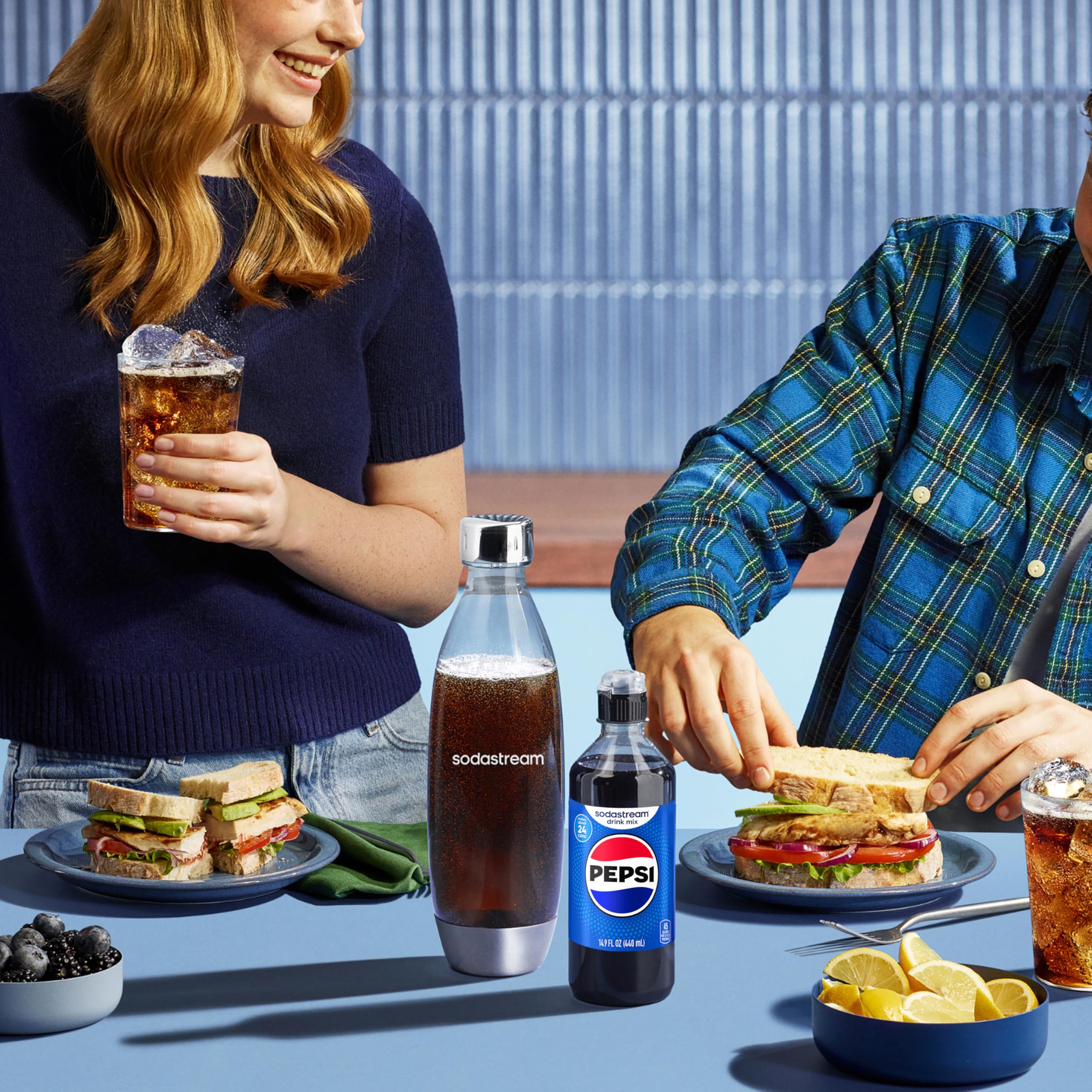sodastream primer plano de etiquetas que destacan Pepsi, Starry y MTN Dew