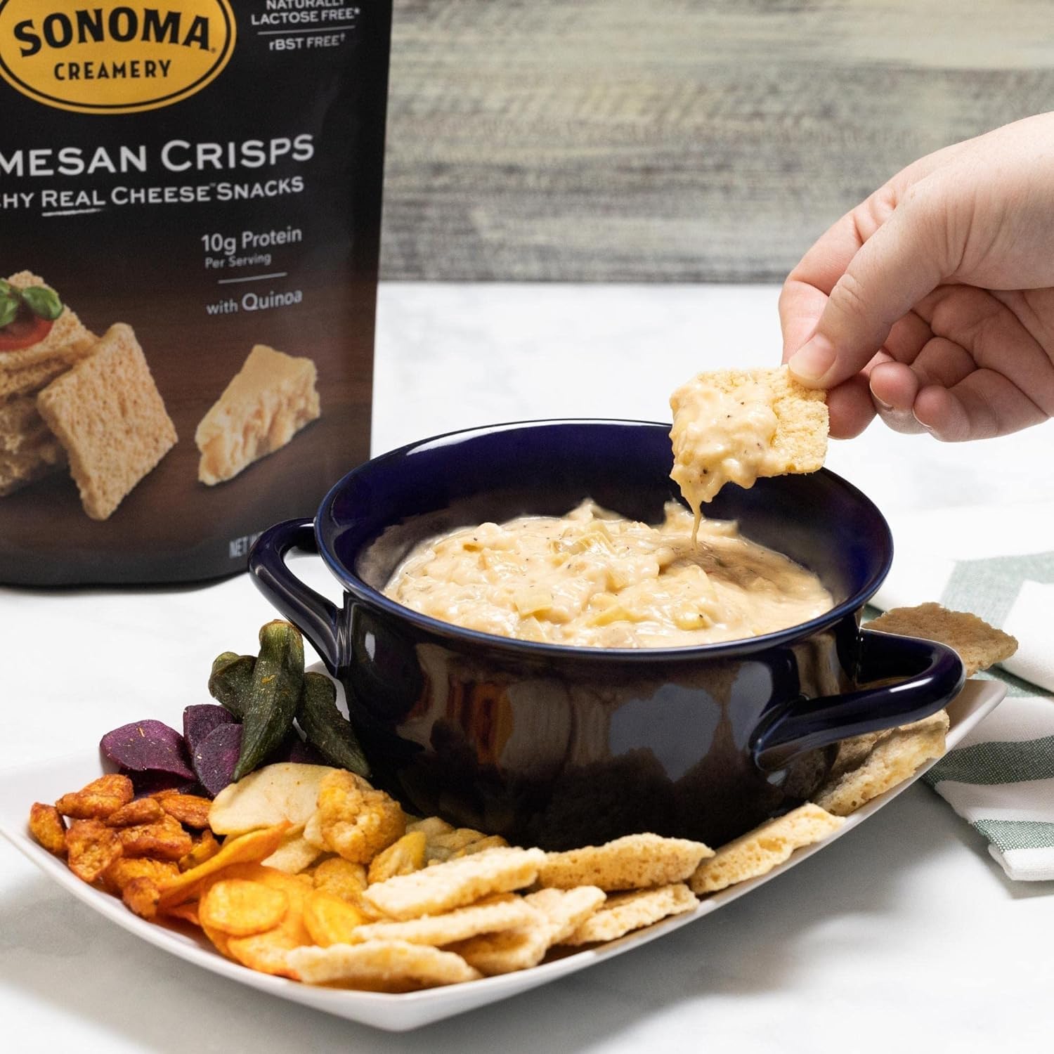 Sonoma Creamery crisps sobre tabla con queso y frutas para presentación