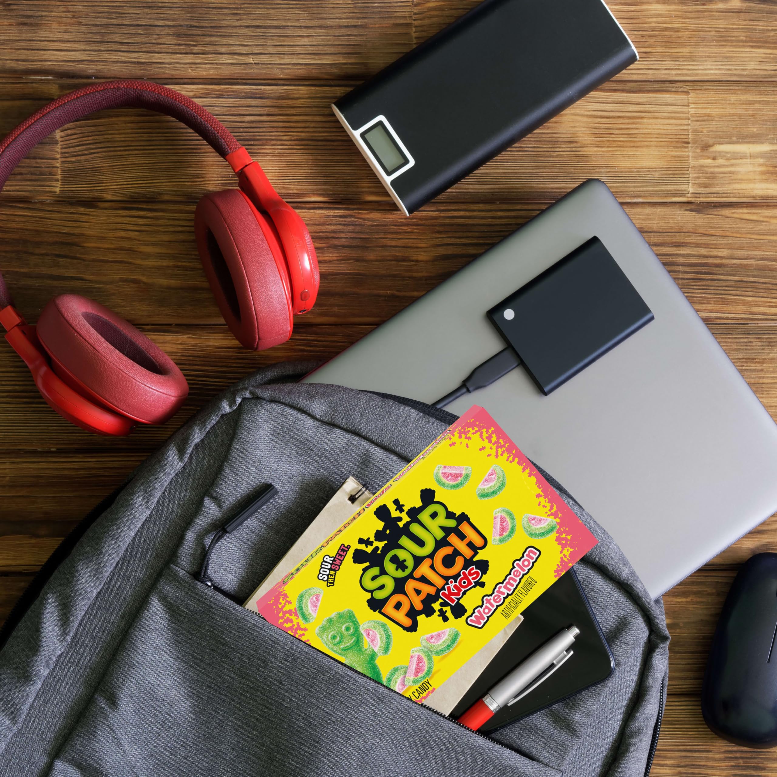 SOUR PATCH KIDS colores rosa y verde que atraen visualmente