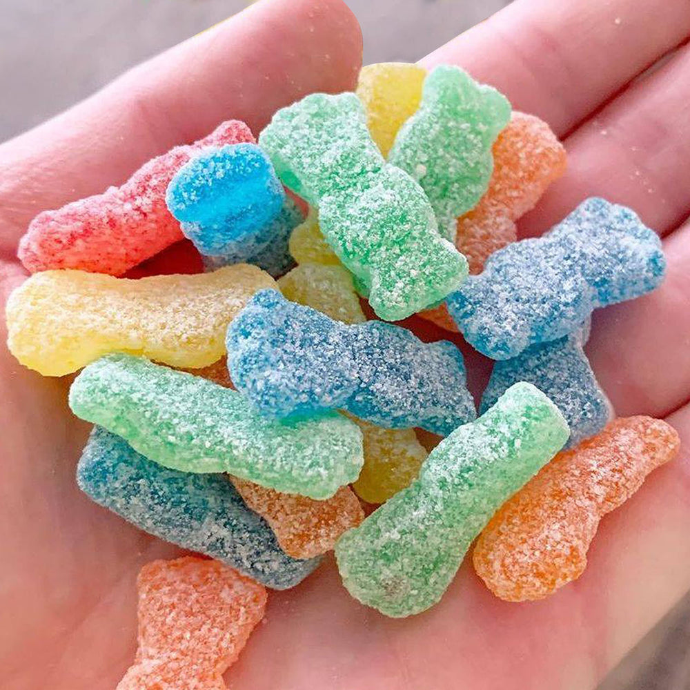 Sour Patch Kids comparación de tamaño en mano para entender porciones