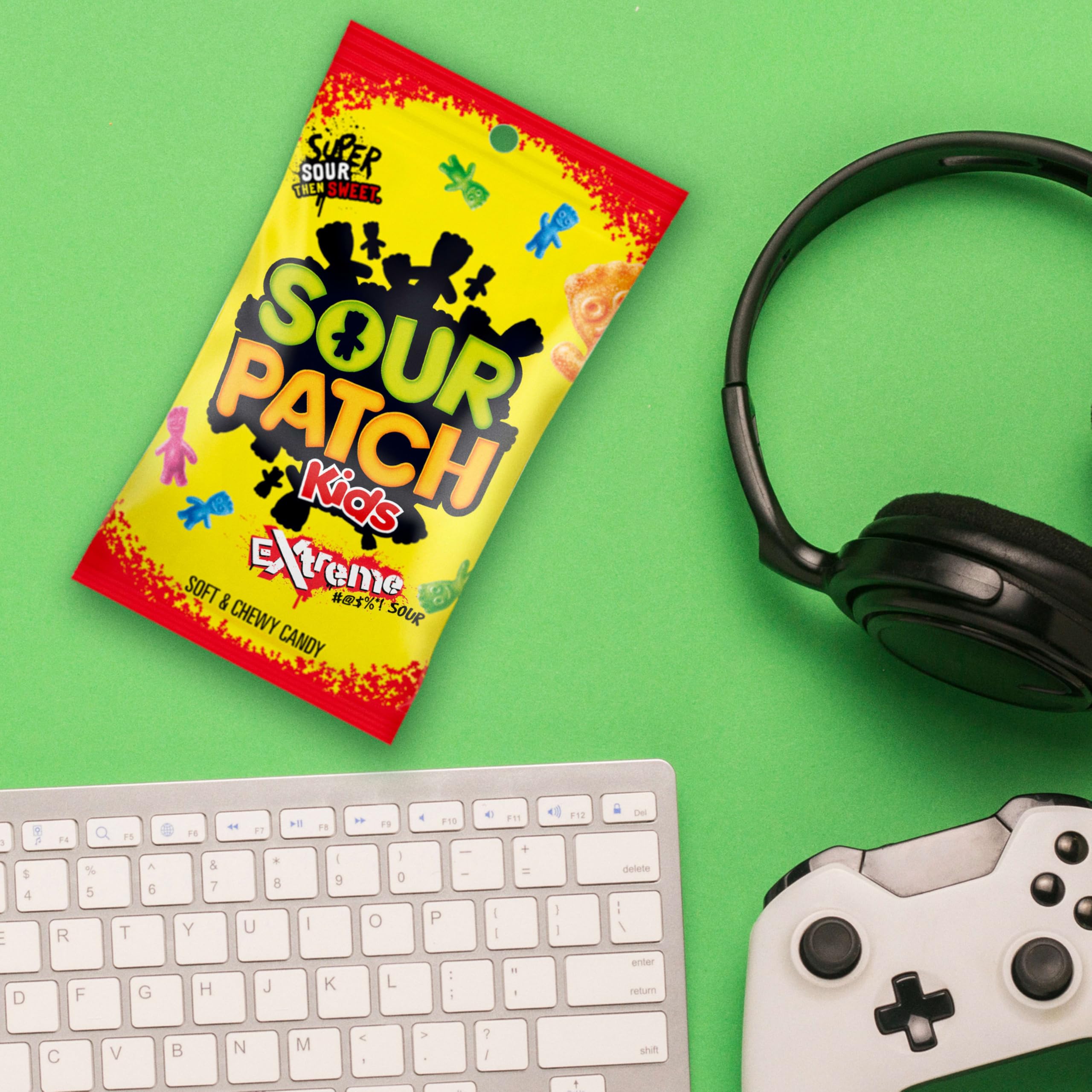 Sour Patch Kids degustación en salón viendo película, snack divertido