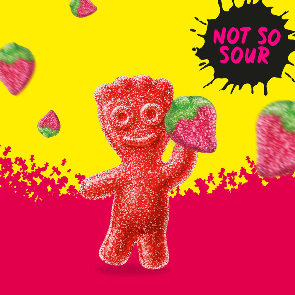 SOUR PATCH KIDS bolsa junto a palomitas, snack perfecto para cine en casa