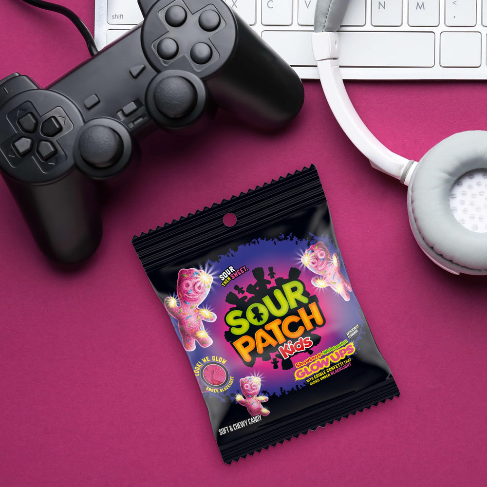 SOUR PATCH KIDS gominolas brillando bajo luz negra para ambiente festivo