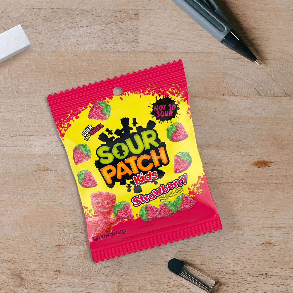 SOUR PATCH KIDS mano sosteniendo gomita, muestra textura y tamaño