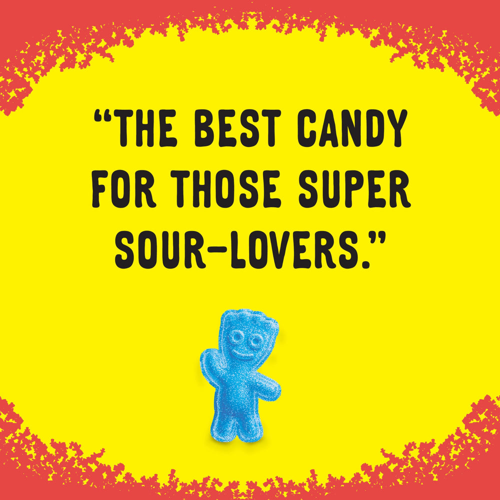 Sour Patch Kids gominolas como topping sobre postre para contraste