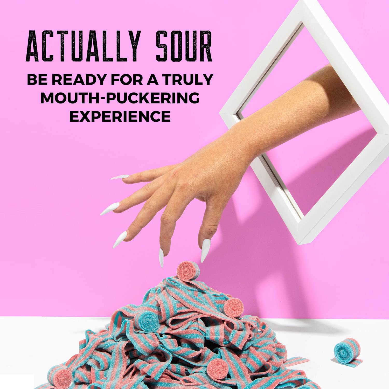SOUR STRIPS cinta junto a monedas para comparar tamaño y porción