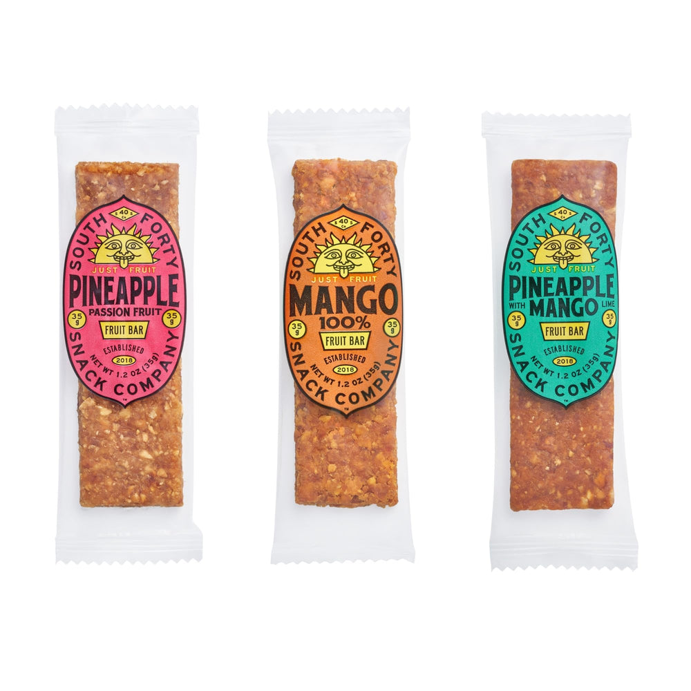 South 40 Snacks barra sostenida en mano para comparar tamaño y porción