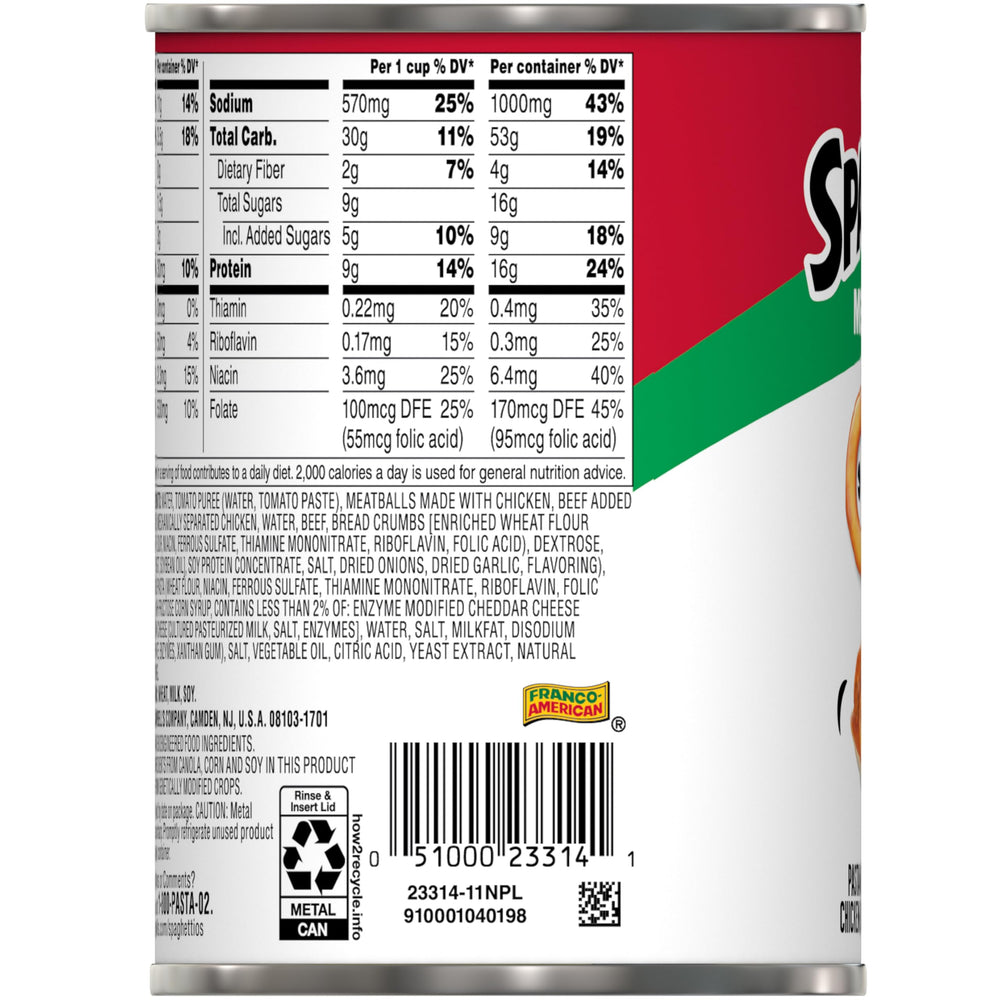 SpaghettiOs lata junto a utensilios para comparar tamaño y porciones, práctico para despensa