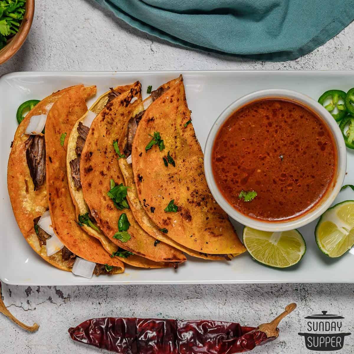 SPICE GIANT ambiente de cocina con platos listos, inspira recetas