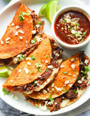 SPICE GIANT taco servido con birria y consomé, sabor auténtico casero