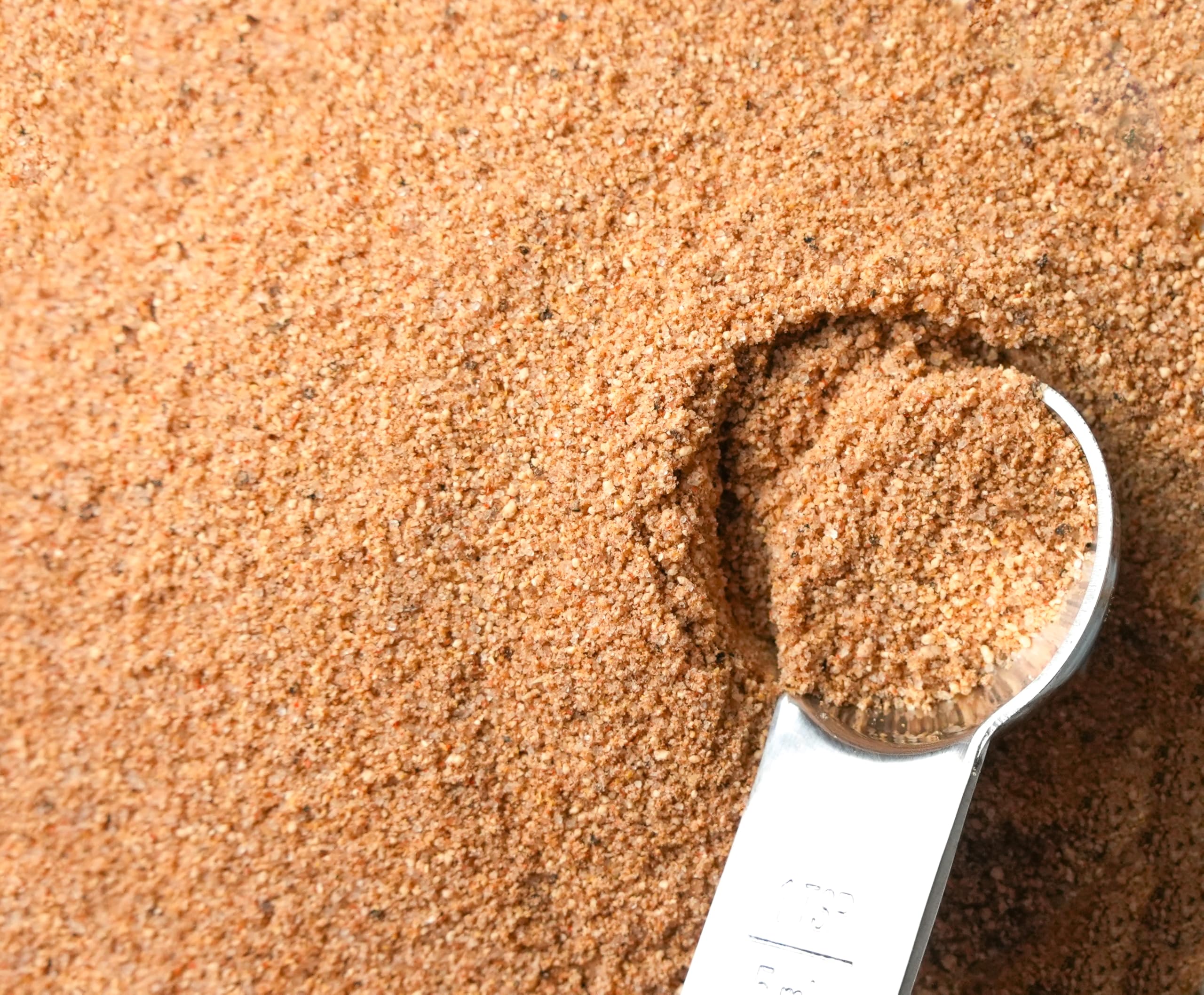 Frasco de Spiceology 10.4 oz junto a utensilios para mostrar tamaño y porción