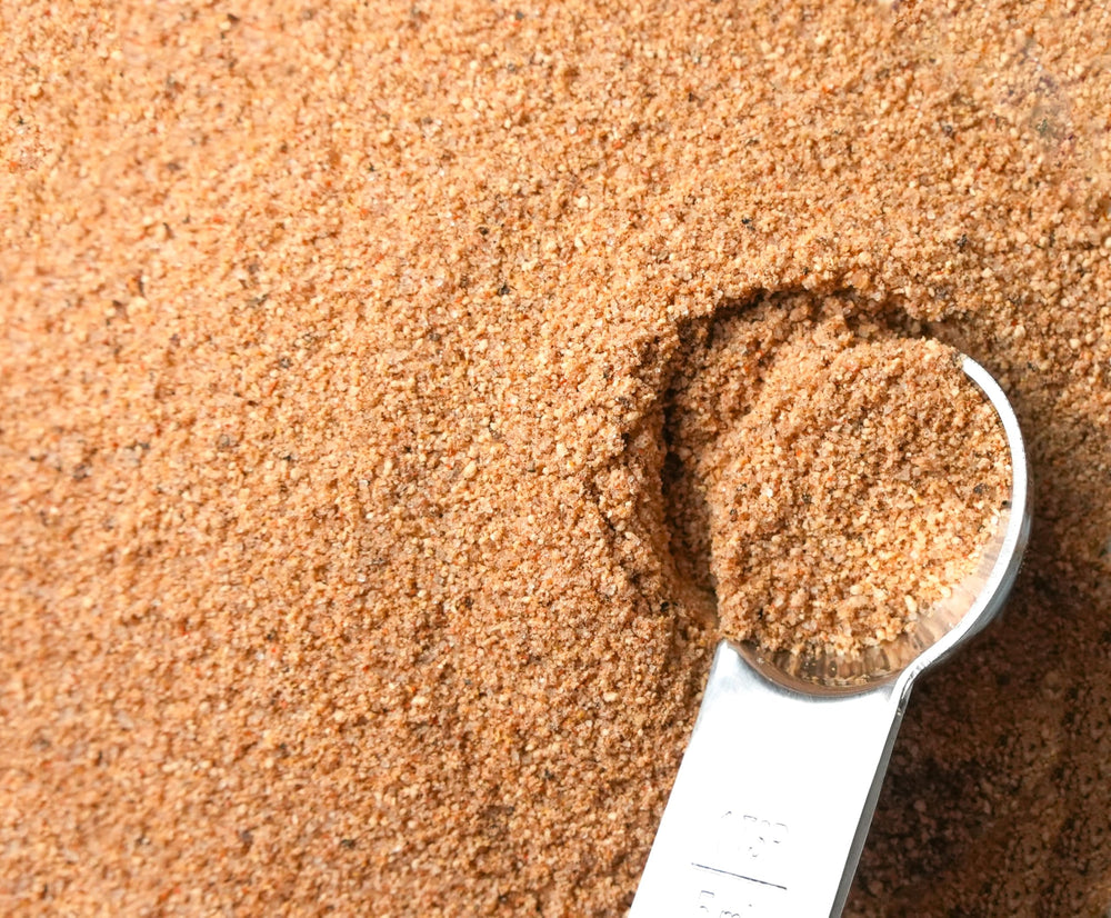 Frasco de Spiceology 10.4 oz junto a utensilios para mostrar tamaño y porción