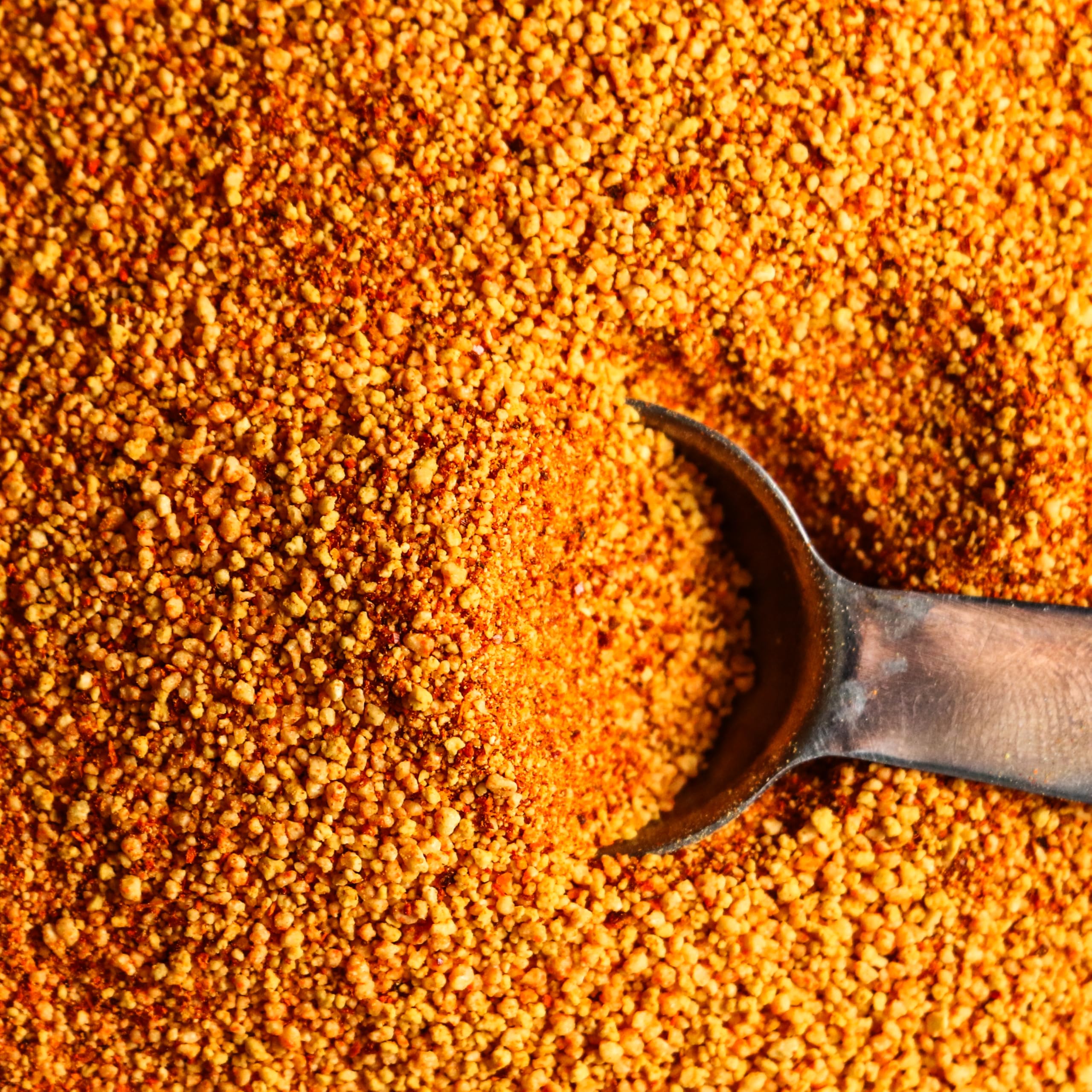 Spiceology condimento espolvoreado sobre costillas con costra caramelizada