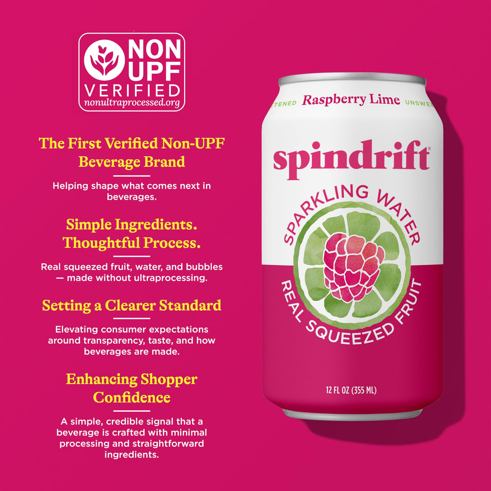 Vaso con Spindrift y hielo mostrando bebida refrescante y ligera