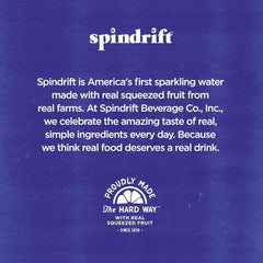 Lata de Spindrift en mano para comparar tamaño y facilidad de transporte