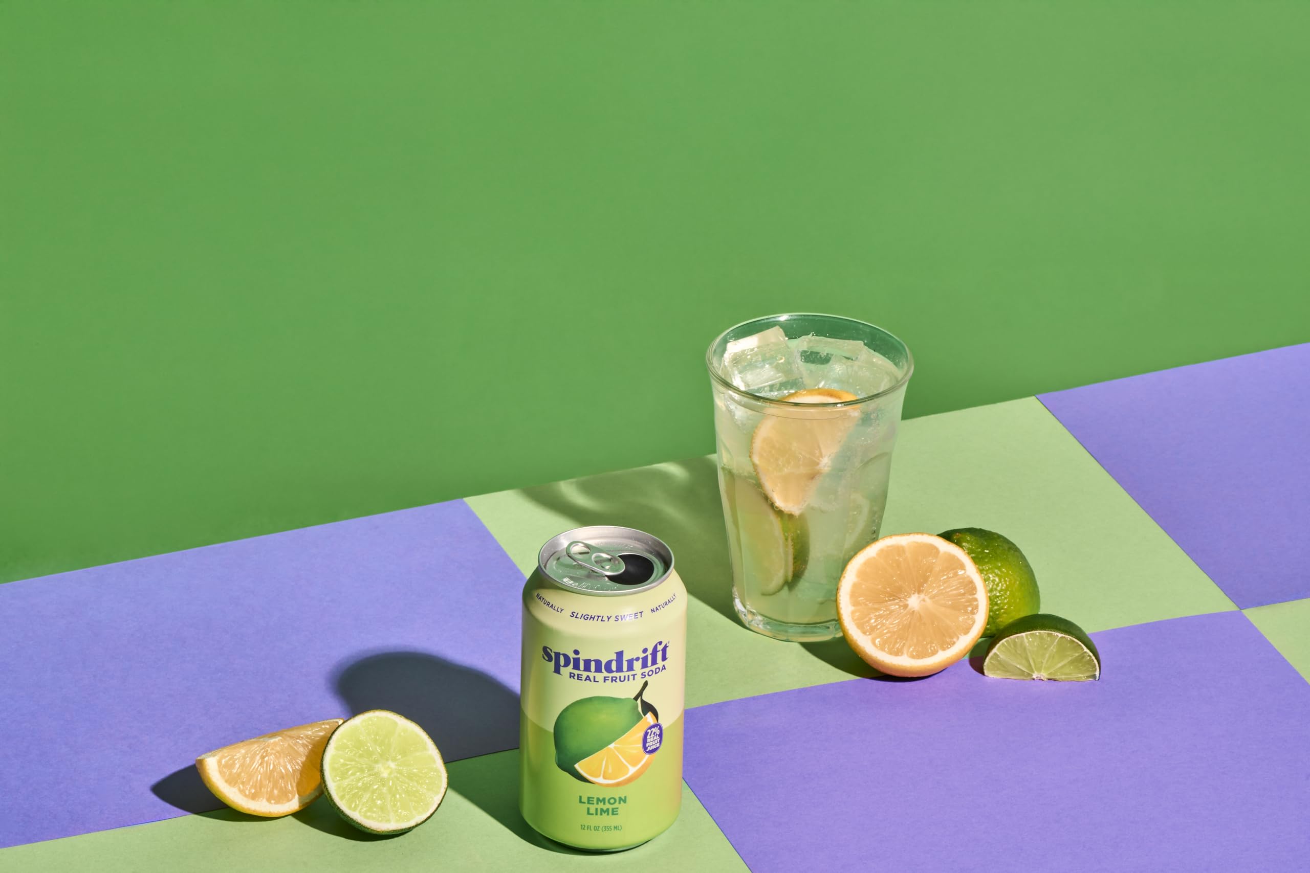 Spindrift lata en mesa junto a aperitivos resaltando versatilidad