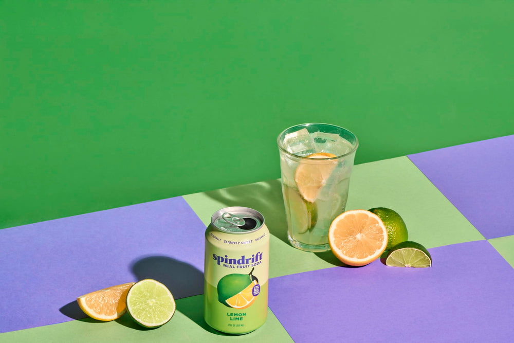 Spindrift lata en mesa junto a aperitivos resaltando versatilidad