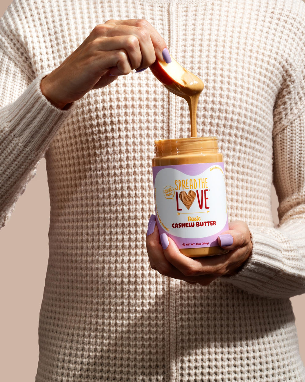 Spread The Love anacardos enteros junto al frasco resaltando ingrediente real