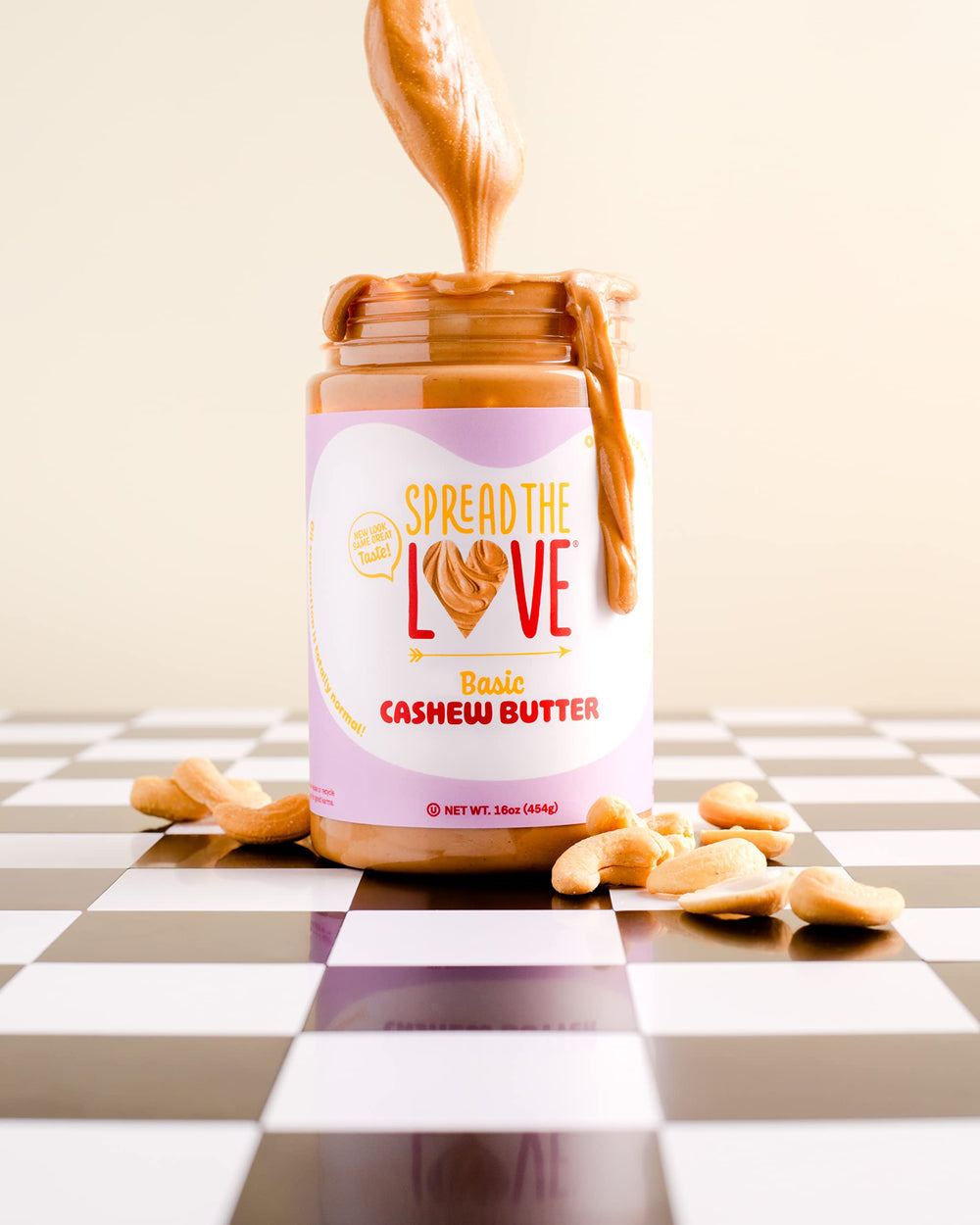 Spread The Love frasco junto a objeto de escala para mostrar tamaño 16 oz