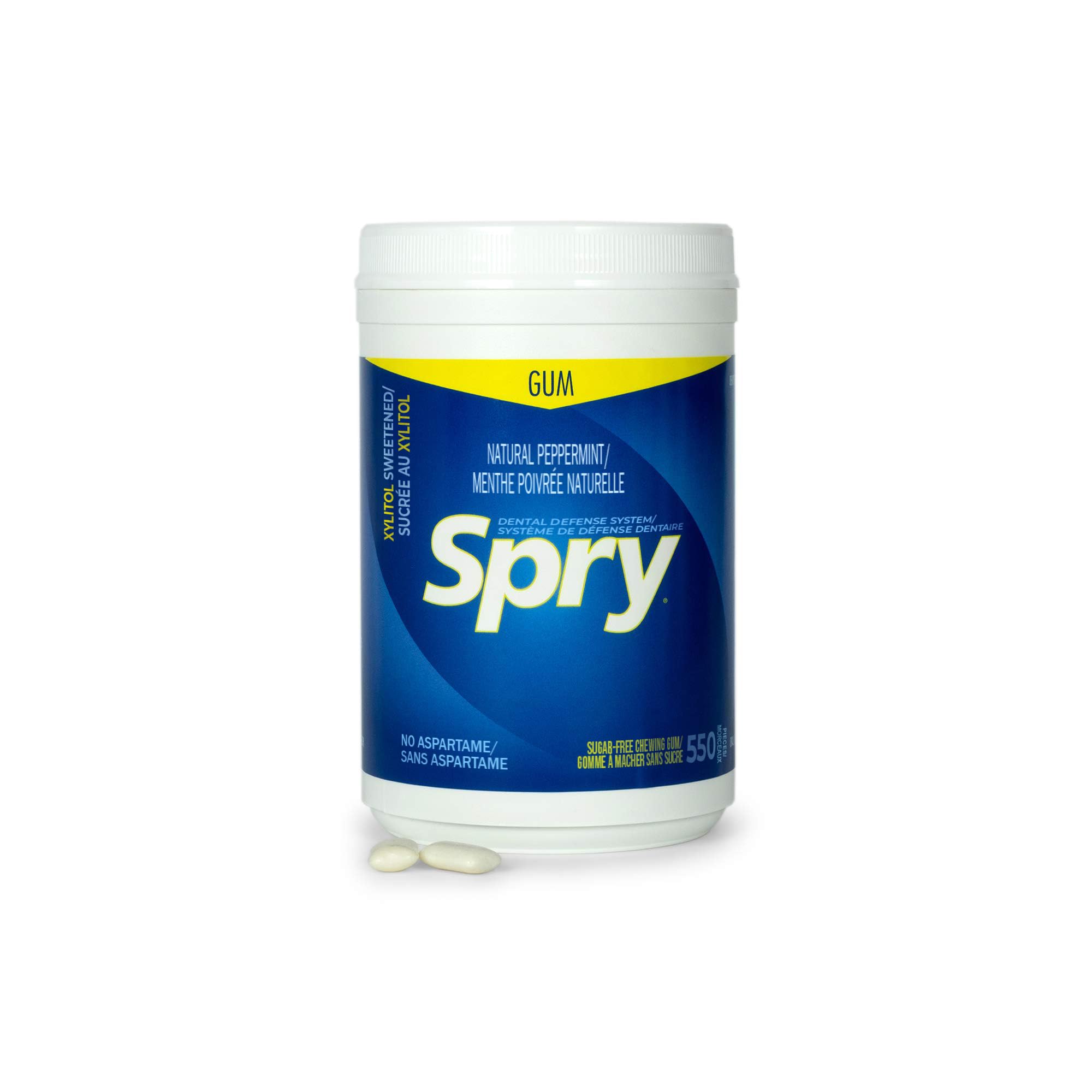 Spry chicles en mano listo para masticar y refrescar aliento