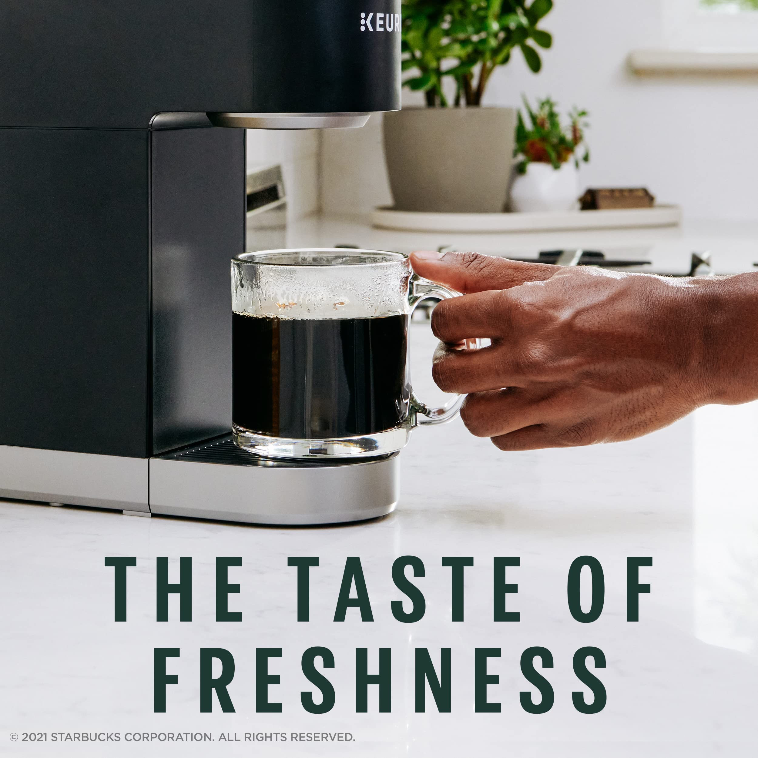 Starbucks cápsula insertada en cafetera Keurig demostrando facilidad de uso