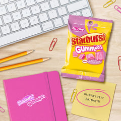 Starburst gominola en mano demostrando tamaño y portabilidad