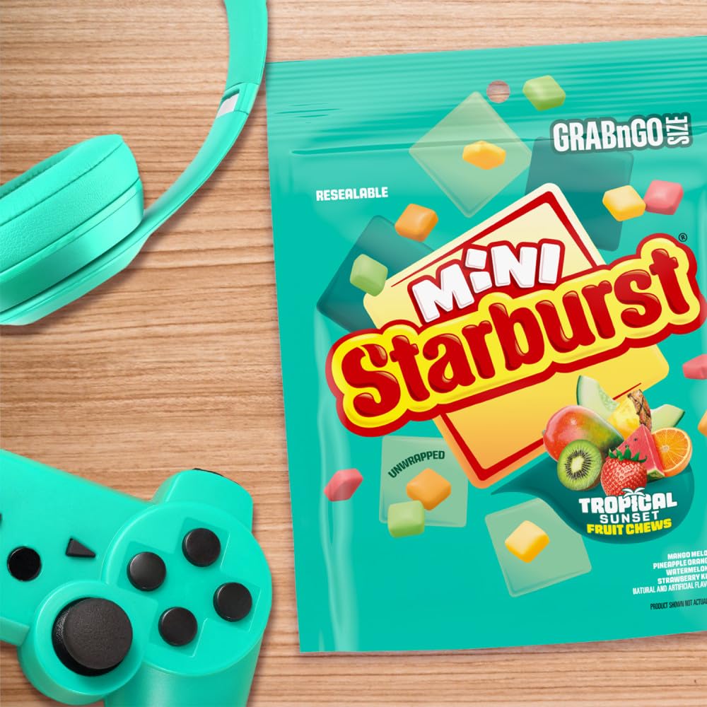 Starburst minis en bandeja para cine junto a palomitas, ideal para noches