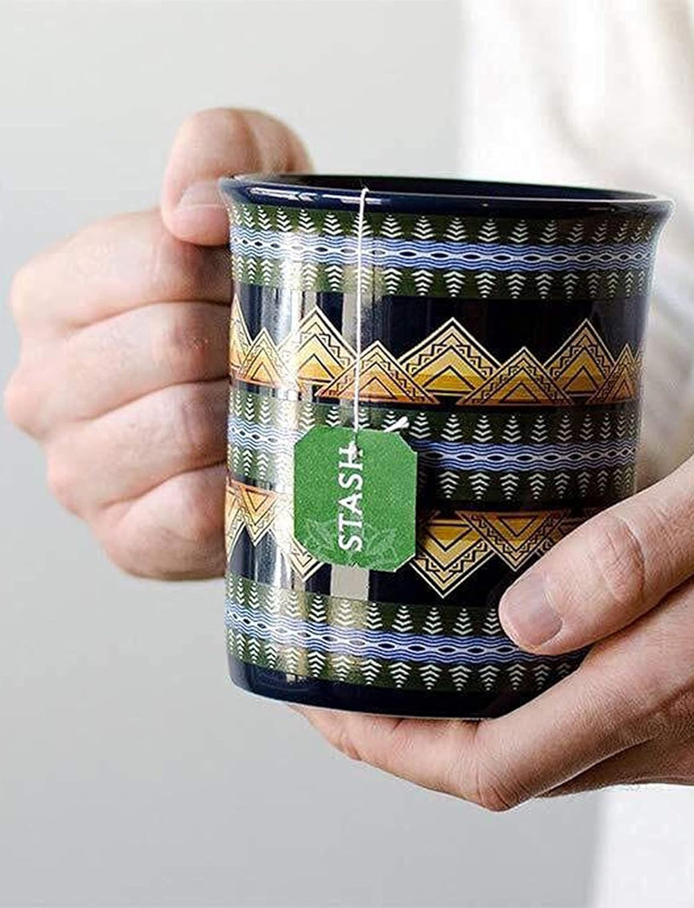 Persona disfrutando té Stash en ambiente relajado, opción práctica y sostenible
