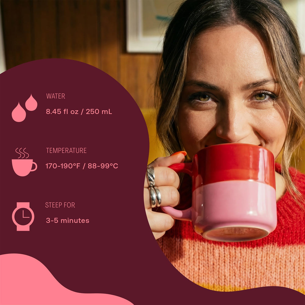 Stash taza de té frío con hielo y rodajas de frambuesa en ambiente doméstico, refrescante y listo para beber