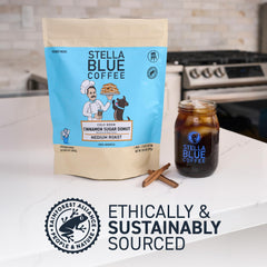 Stella Blue bolsita sumergida en jarra en nevera para preparar cold brew sin máquinas