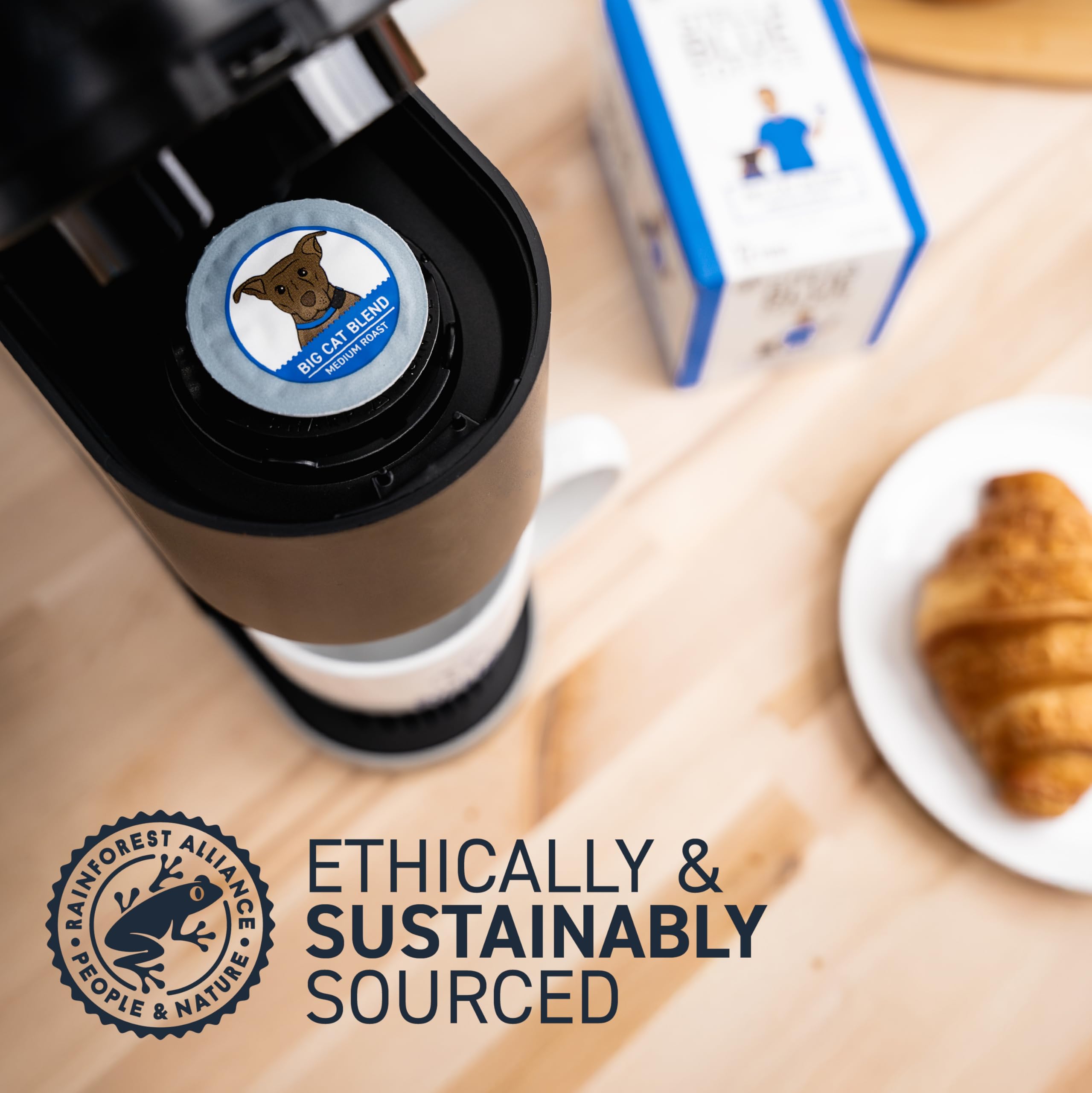Stella Blue taza servida con crema ligera que resalta sabor equilibrado
