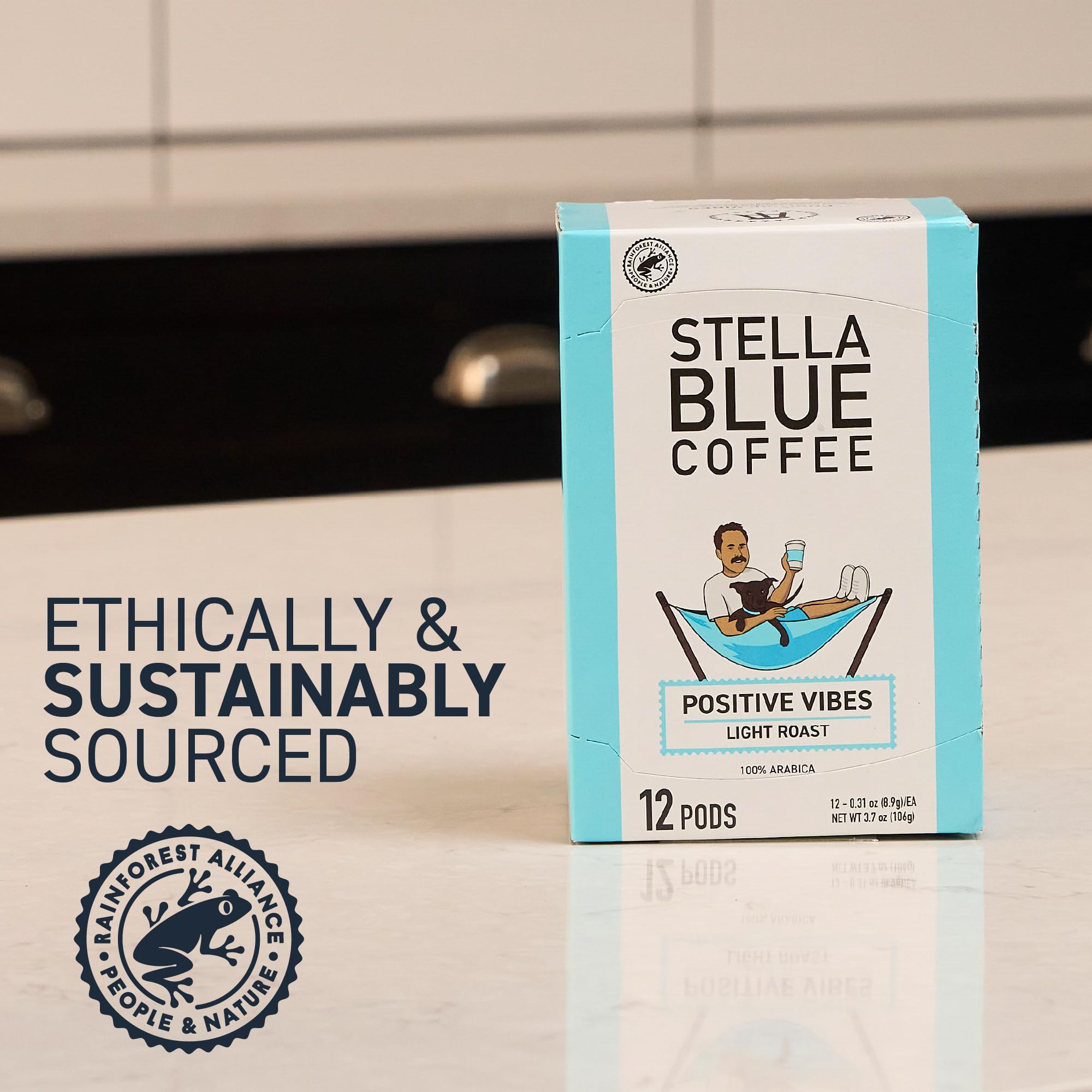 Stella Blue taza humeante que sugiere sabor brillante y aroma