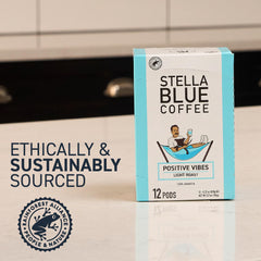 Stella Blue taza humeante que sugiere sabor brillante y aroma