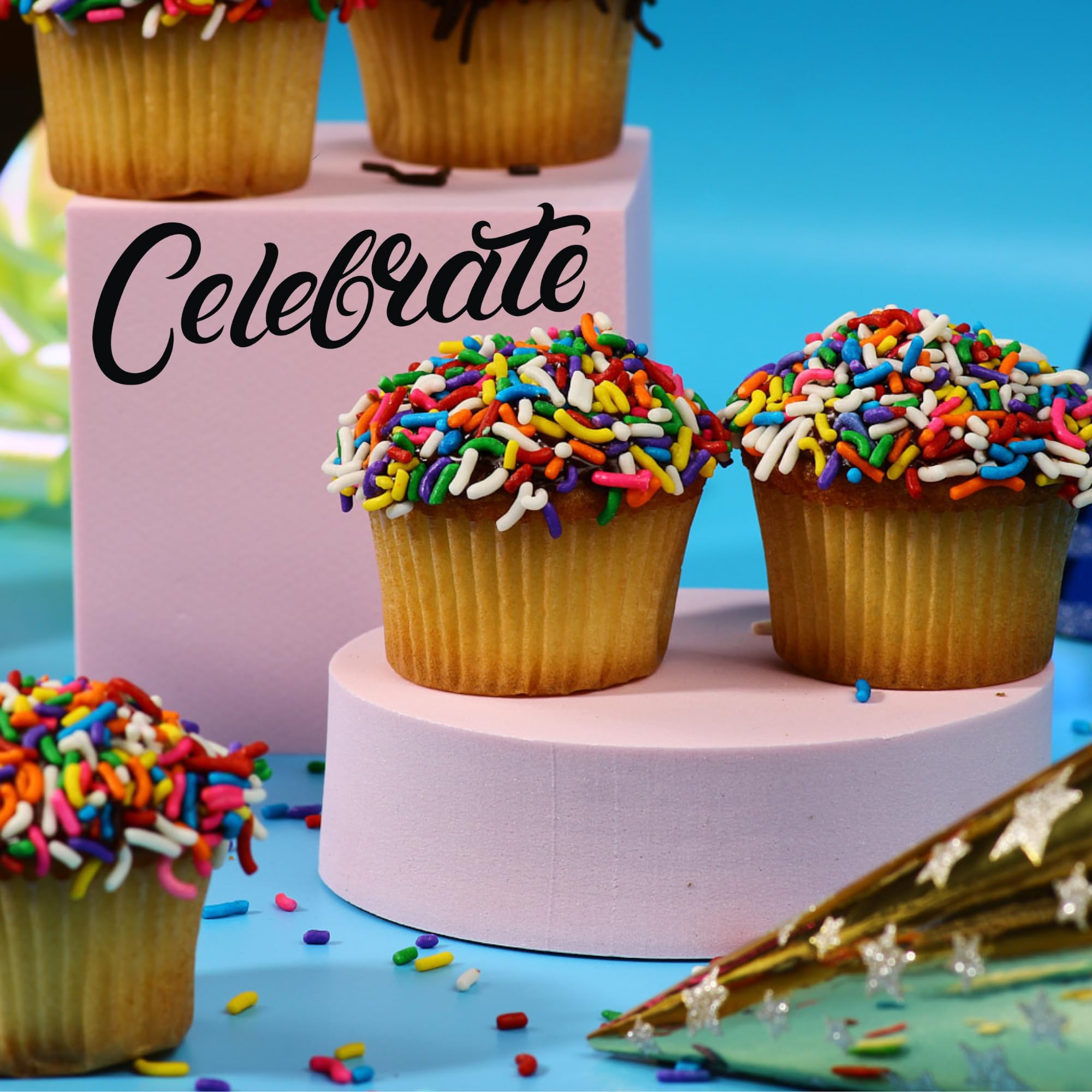 Stern's Bakery cupcakes servidos en mesa de fiesta, ambiente festivo