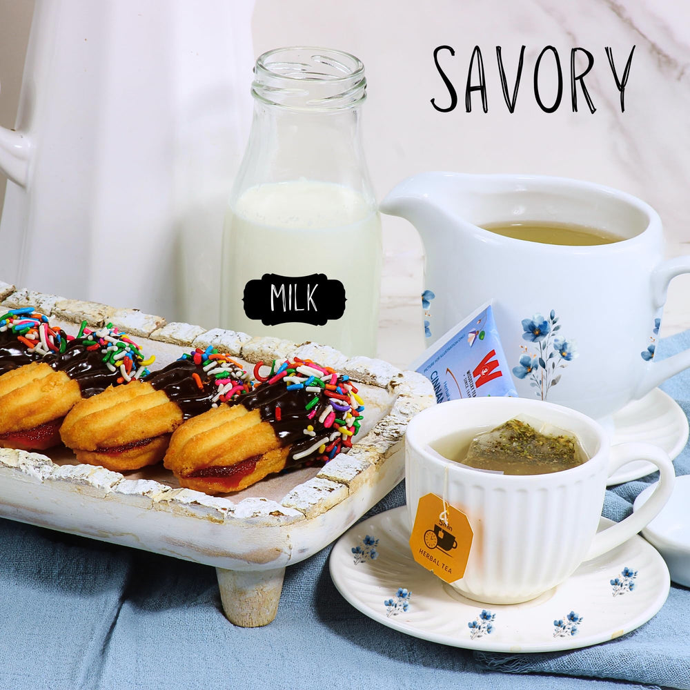 Stern's Bakery galletas junto a taza de té en escena hogareña, disfrute confortable