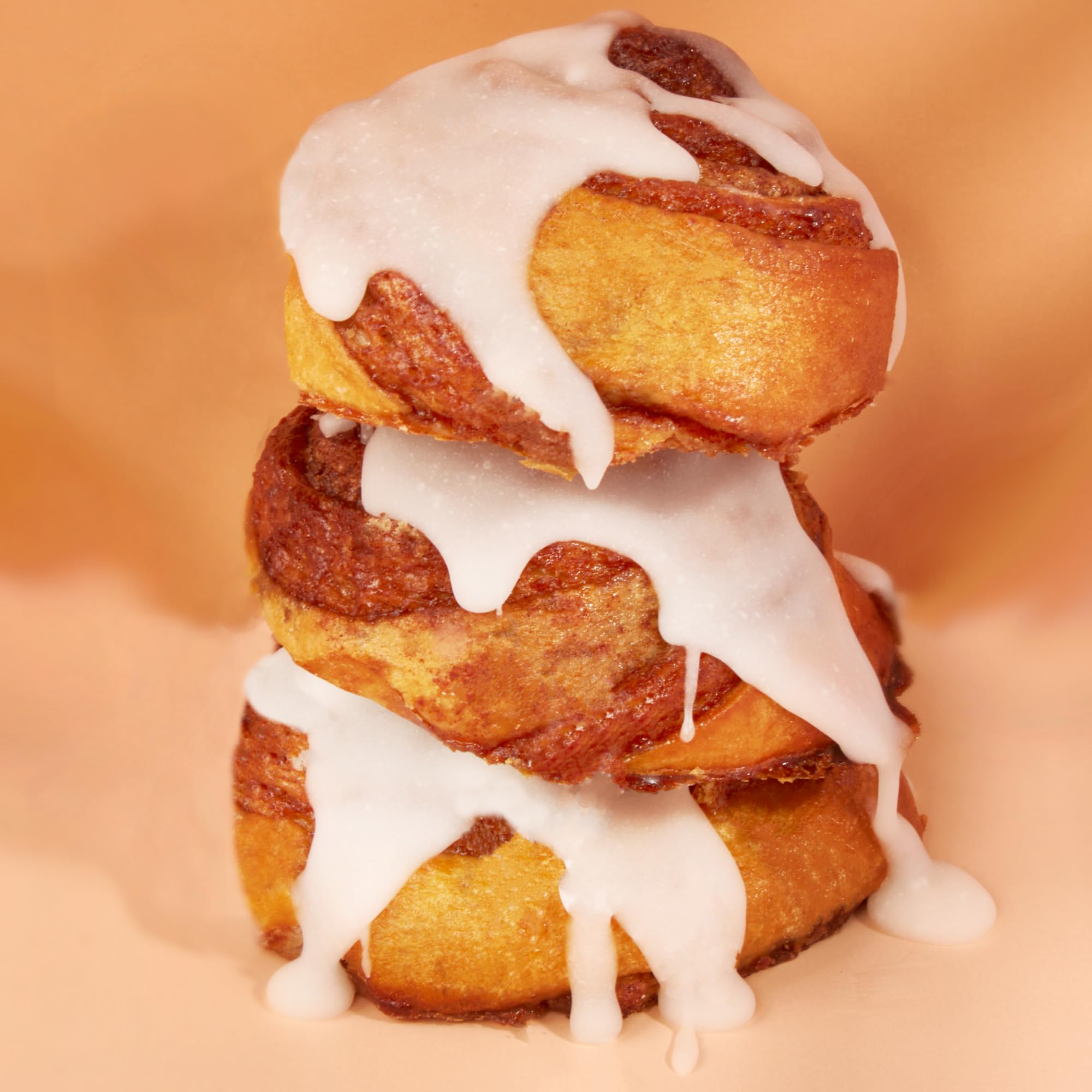 Stern's Bakery rollo individual en primer plano con textura esponjosa