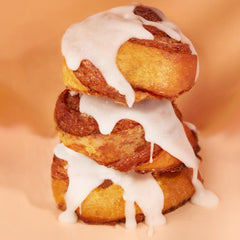 Stern's Bakery rollo individual en primer plano con textura esponjosa