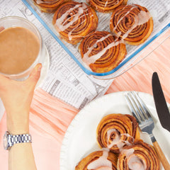 Stern's Bakery pila de bollos envueltos individualmente para higiene y frescura