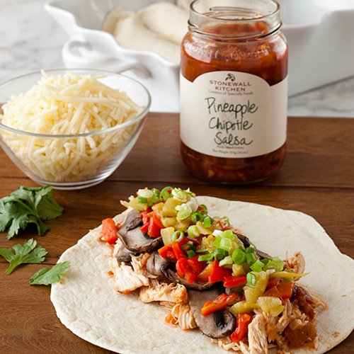 Stonewall Kitchen salsa vertida sobre tacos realzando sabores del plato