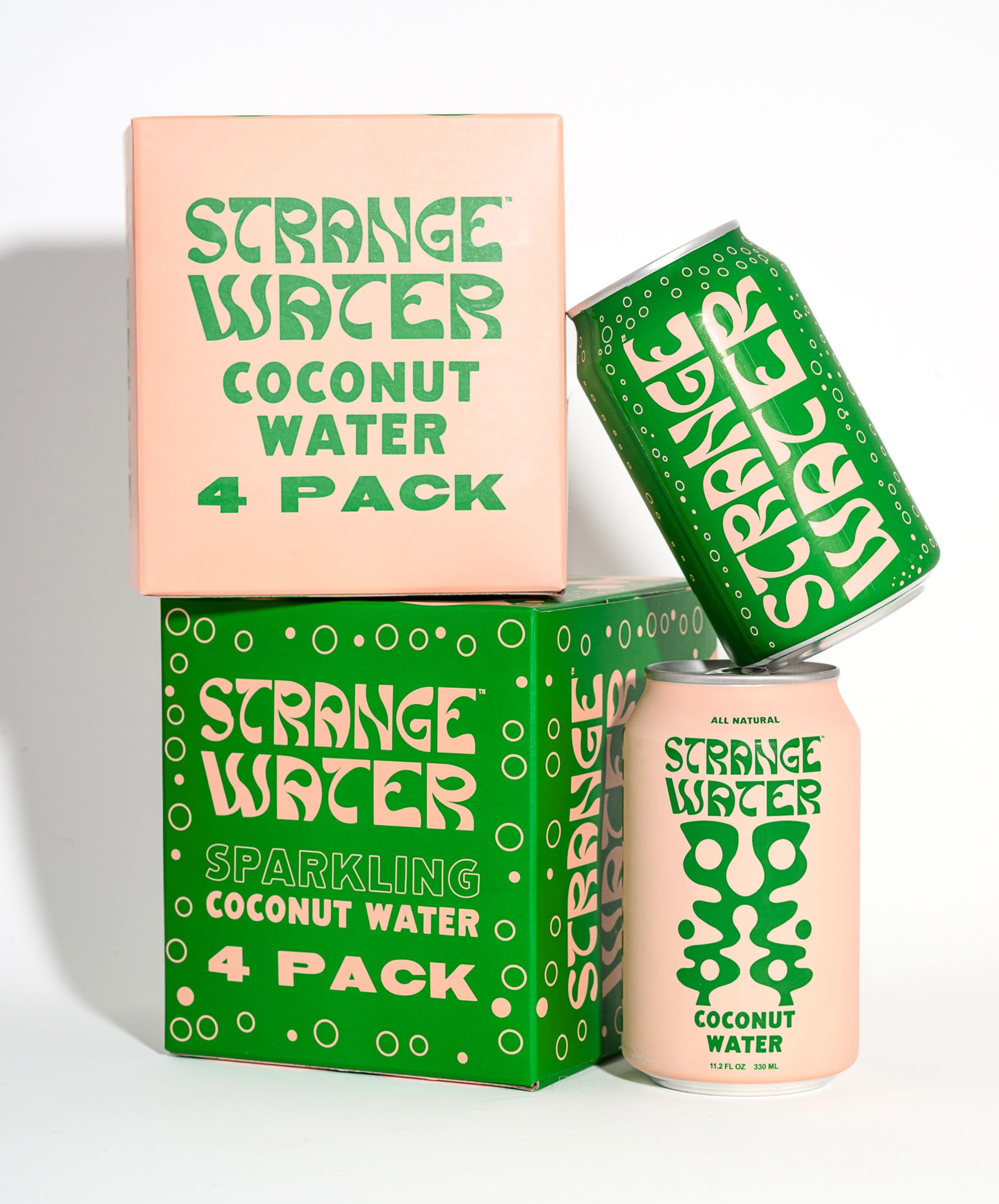 Strange Water en picnic lifestyle ilustra hidratación natural compartida