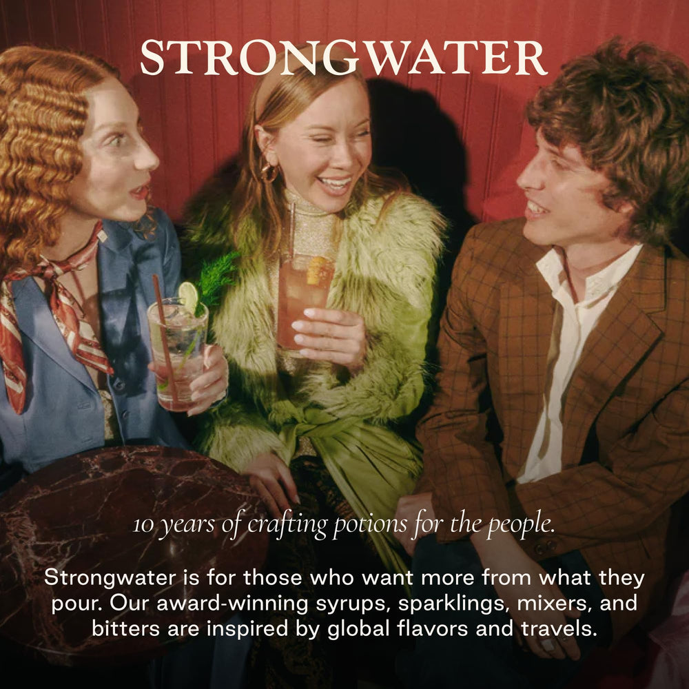 Strongwater botella sobre fondo de montaña, evoca origen artesanal