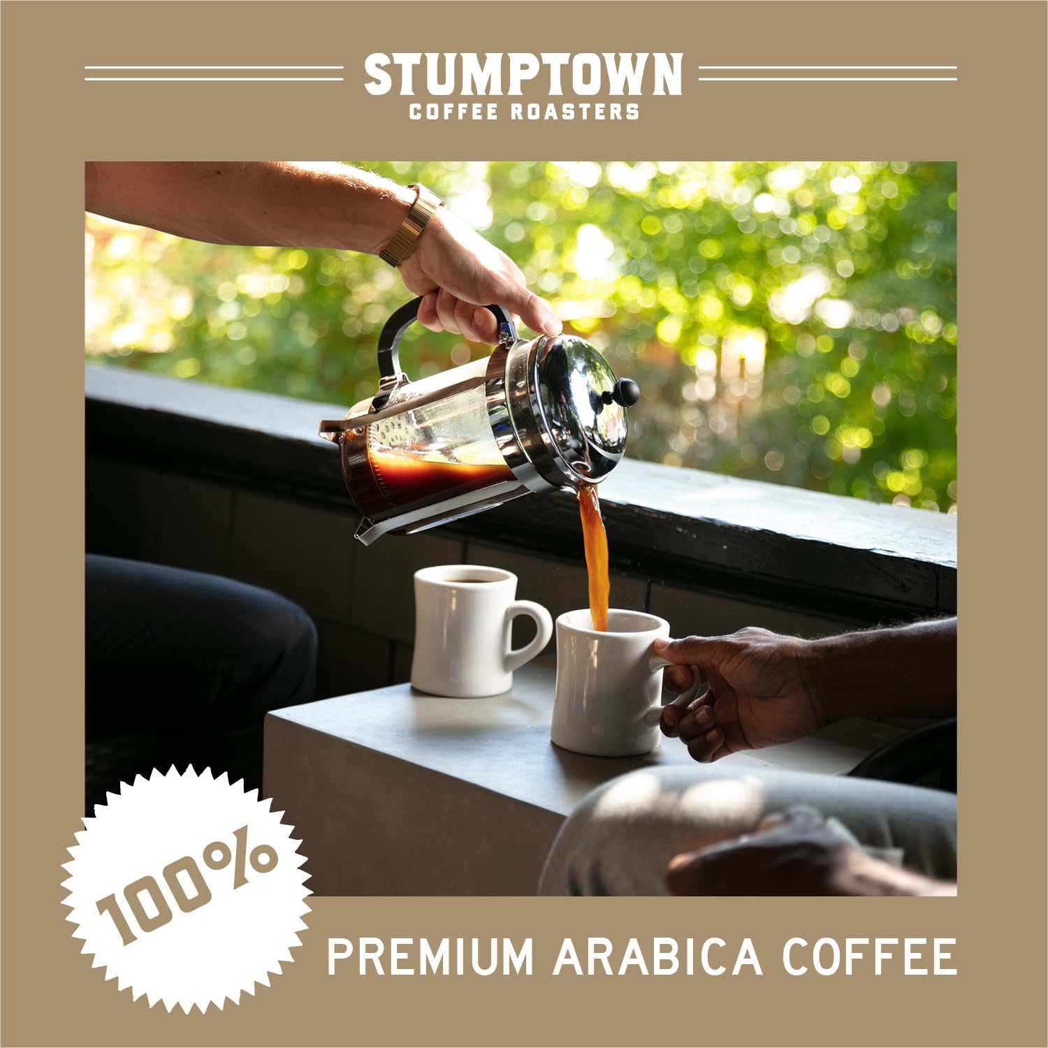 Stumptown Holler Mountain envase abierto en mano para apreciar aroma y calidad