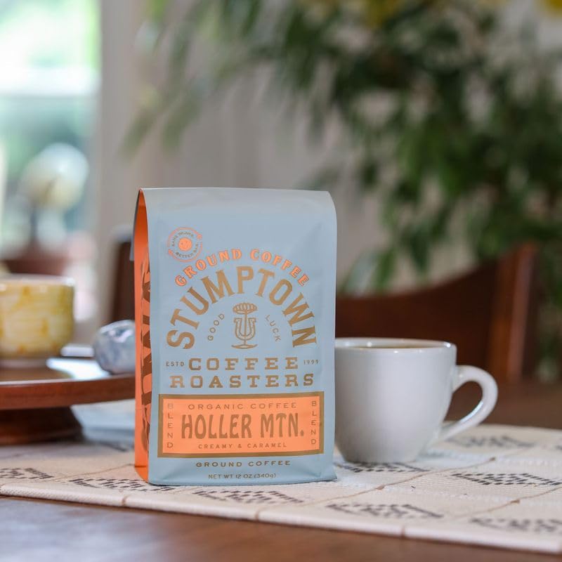 Stumptown taza en desayuno estilo hogareño evocando disfrute diario