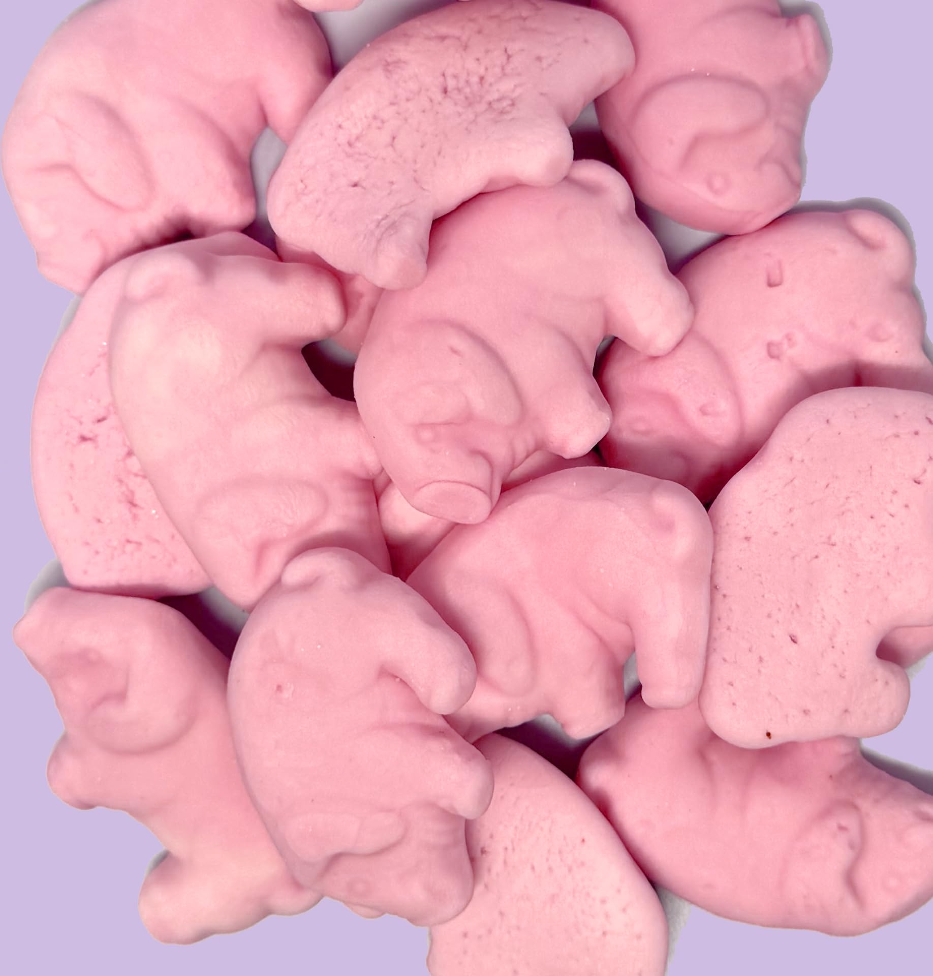 Sugarloo World Pig Gummies en mano para comparar tamaño y porción práctica