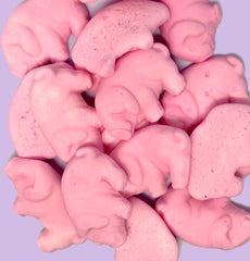 Sugarloo World Pig Gummies en mano para comparar tamaño y porción práctica